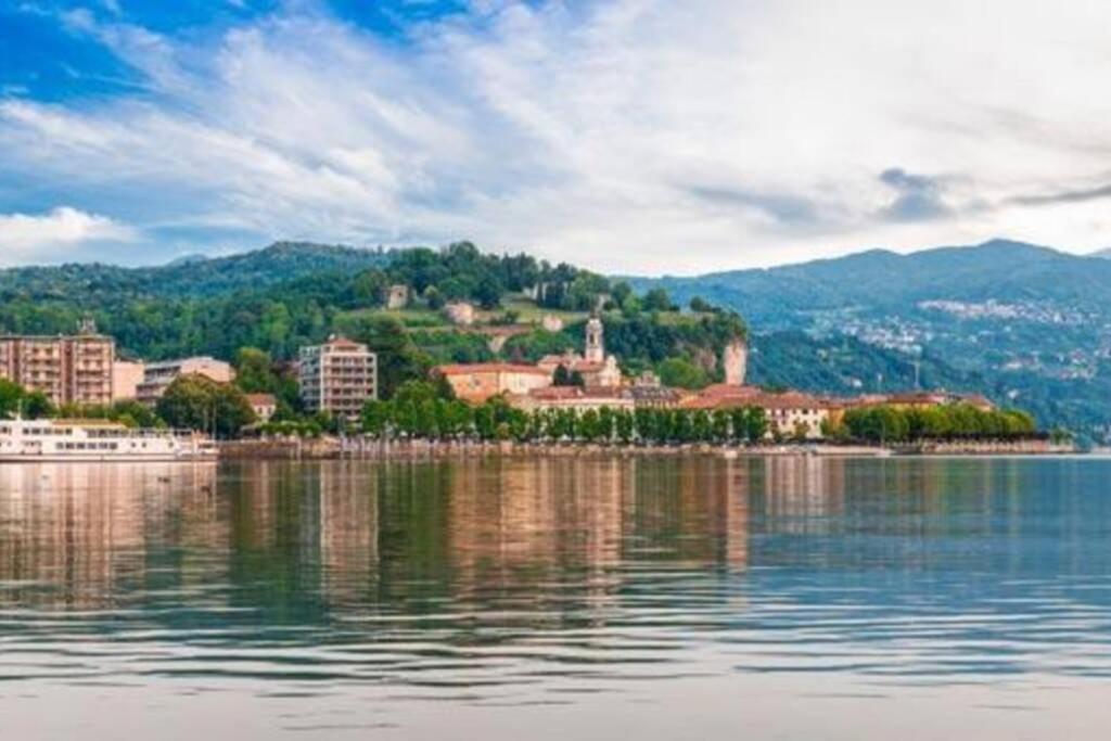 Holiday House By The Lake Arona Exterior foto